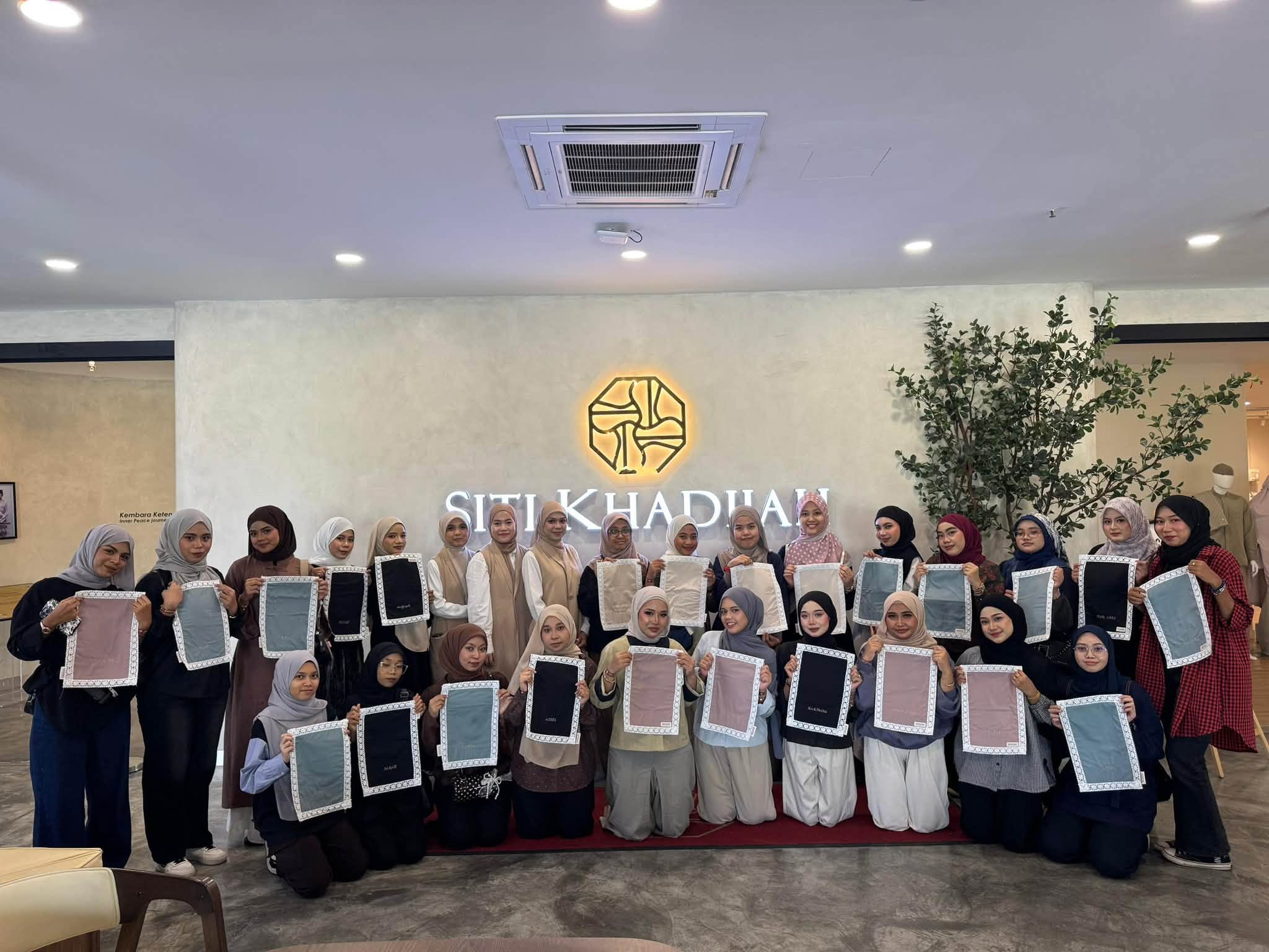 Pelajar Seni Reka Fesyen PERDA-TECH Laksana Lawatan Penanda Aras ke Laman Khadijah